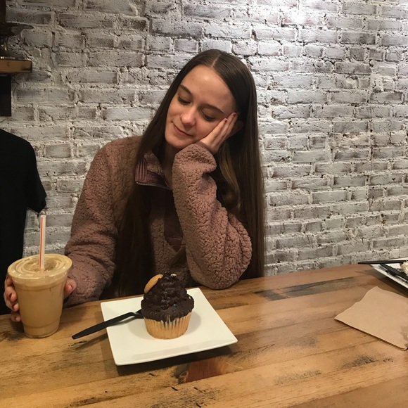 Meet your Posher, Emily - Picture 2 of 4